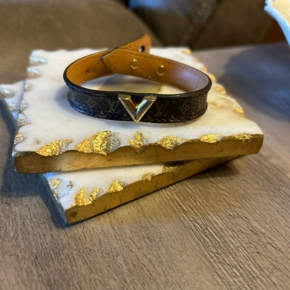 Louis Vuitton Essential V Bracelet - Picture 2 of 3